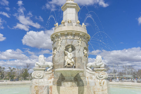 在靠近马德尔宫的Aranjuez的Mariblanca喷泉