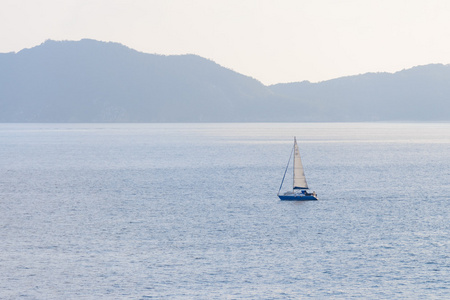 在海洋上冲浪