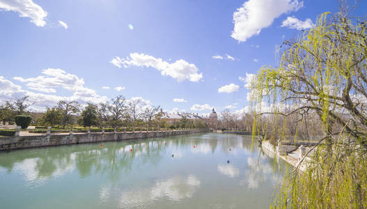 旅游, Tajo 河旁边的阿兰胡埃斯宫殿。鸭鹅瀑布