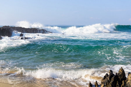 在海洋上冲浪