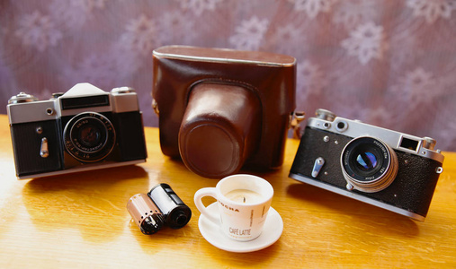 木制的桌子上的老式相机