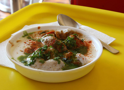 dahi vada 印度小吃辣白盘子