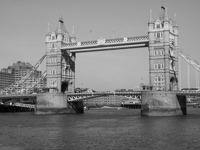 黑色和白色在伦敦的塔桥