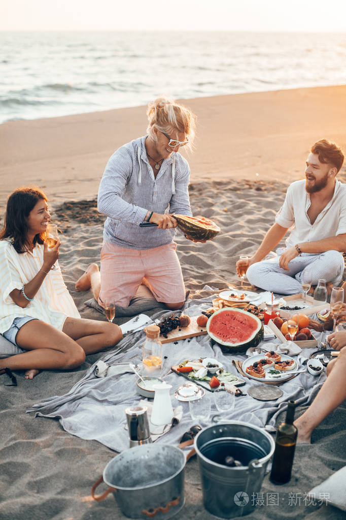 海滩野餐的人