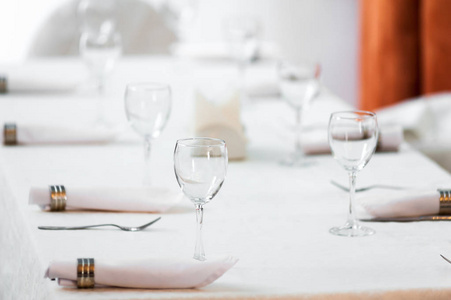 装饰的宴会桌上，用餐具。在宴会大厅的婚礼装饰。供应节日的餐桌 板 餐巾 刀 叉。表设置装饰。浪漫的晚餐或其他事件