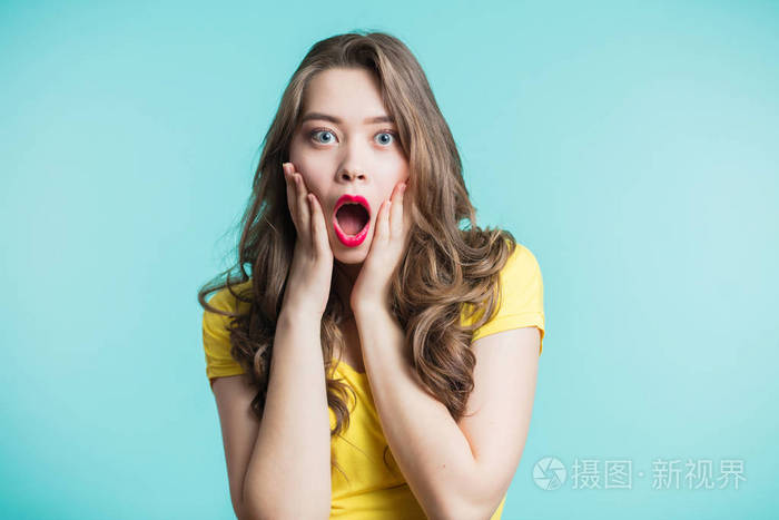 女人惊喜地握着脸颊张开嘴表情表达