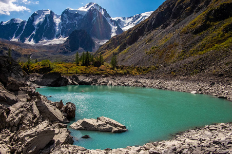 山风景。阿尔泰共和国 Shavlinskoe 山湖