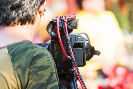 相机是由一个专业的摄像头控制的人, 覆盖一个事件现场和录制视频在泰国曼谷户外