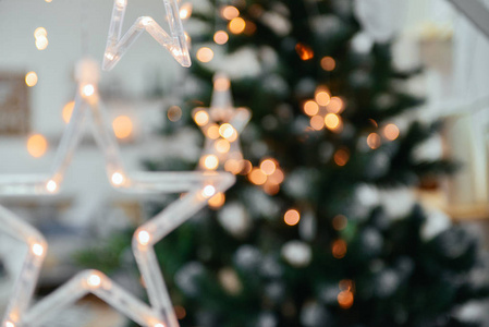 新年背景下的星星在圣诞树的背景下