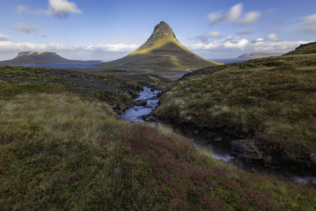 Kirkjufellsfoss 瀑布与基尔丘山山冰岛