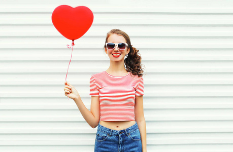 幸福微笑的女人手拿空气气球心形照片