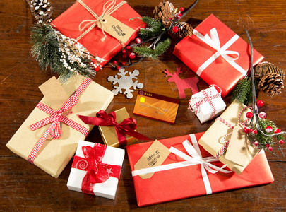 木制背景的圣诞装饰品和礼品盒