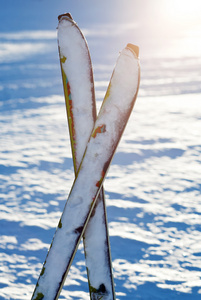 双十字架滑雪板在雪地里图片