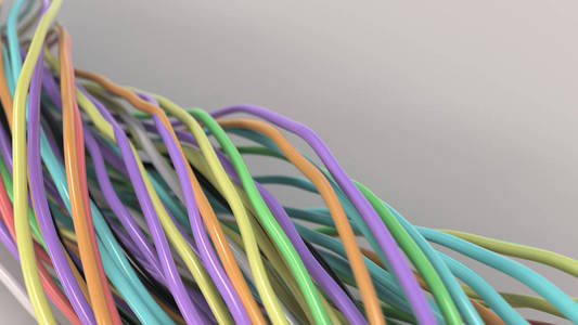 白色表面的扭曲多彩的电缆和电线
