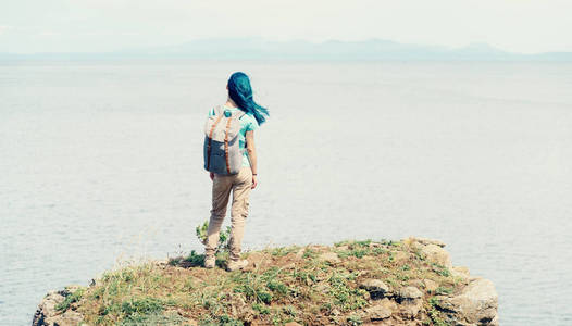 享受海景的女背包客