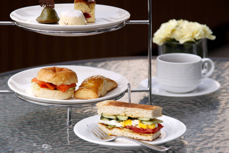 下午茶放在咖啡厅或餐厅桌上照片