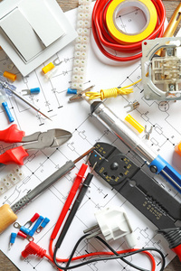 电路工具电路图上的不同电气工具照片