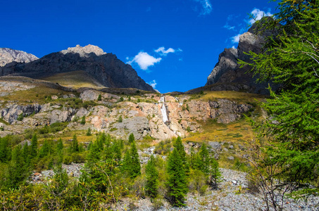 山风景。阿尔泰共和国的山峰