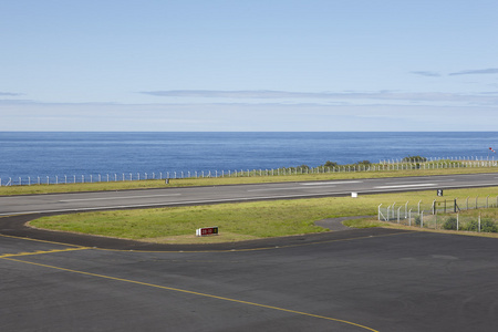 机场跑道附近海洋线条与栅栏