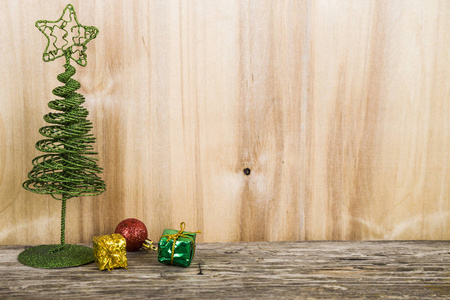 圣诞树上木制的背景。绿色金属装饰 tr