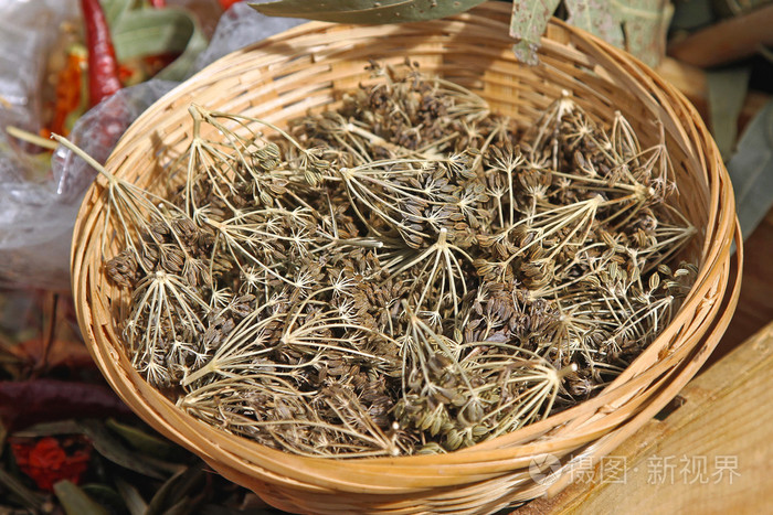 在篮子里的野生牛至