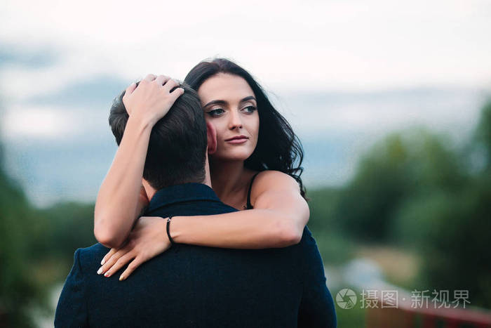 男人手上的抱着他的女朋友