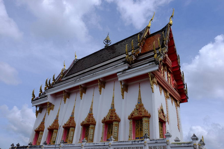泰国的一座美丽的寺庙, 天空晴朗。寺庙在许多年前修造了以独特的泰国样式建筑学。泰国大部分寺庙都是用泰国图案装饰的金色装饰
