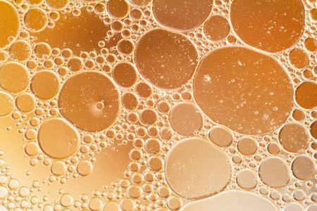 油滴漂浮在水抽象多颜色背景照片