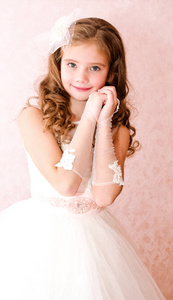 在白色公主连衣裙可爱微笑的小女孩