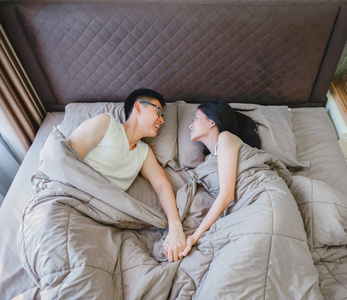 男友和女友睡在一起睡在床上的情侣睡觉, 男人和女人入睡