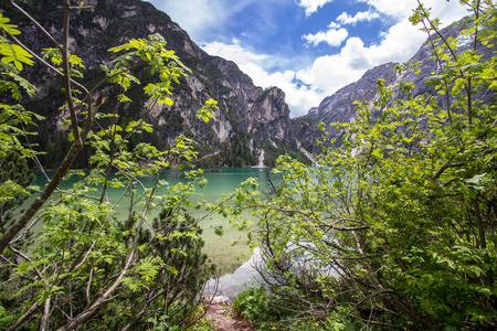 Braies 湖在白云岩, 意大利