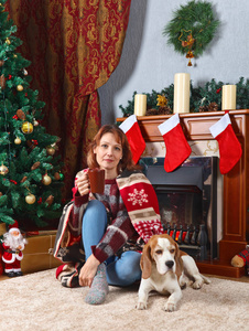 狗与圣诞装饰房间里的女人