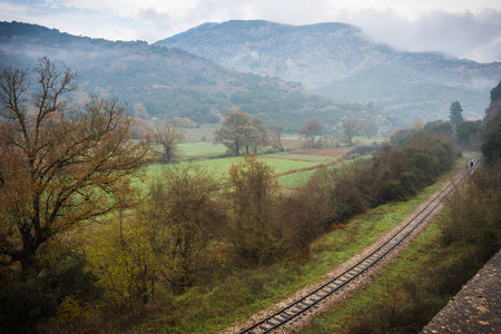 在附近铁路，G Vouraikos 峡谷景区雾秋季景观