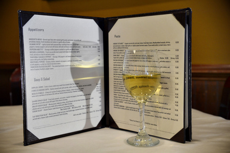 白色的酒玻璃和餐厅菜单