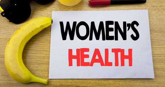 妇女的健康。为女性庆祝的商业概念写在粘纸条空纸, 木质背景与复制空间, 太阳镜和香蕉