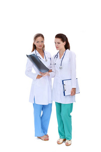 两位成功女性医生拿着书写板和 x 射线的肖像