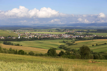 在夏天在斯洛伐克的山马古拉清除绿色景观与小村庄
