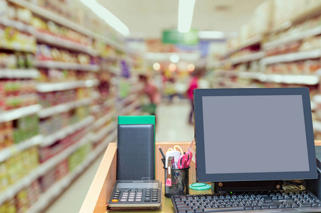 经营现金柜台的收银员照片