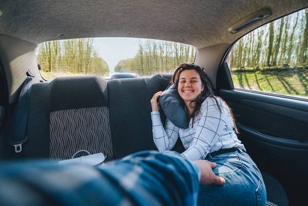 小朋友在车里睡觉图片