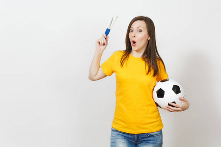 美丽的欧洲年轻开朗快乐的女人, 足球迷或球员在黄色制服举行橄榄球管, 球隔绝在白色背景。运动, 踢足球, 健康, 健康的生活方式