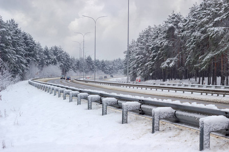 高速公路两侧降雪后的森林