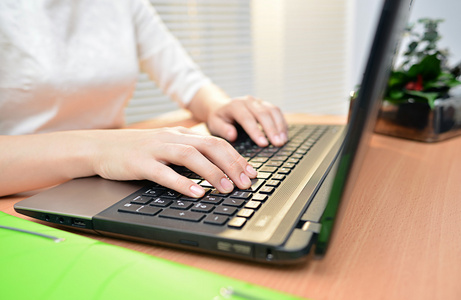业务女人手打字电脑键盘特写