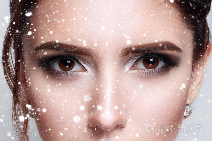 美丽的妇人眼睛的特写