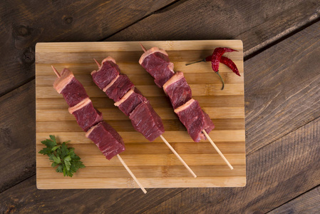 生牛肉烤肉串图片