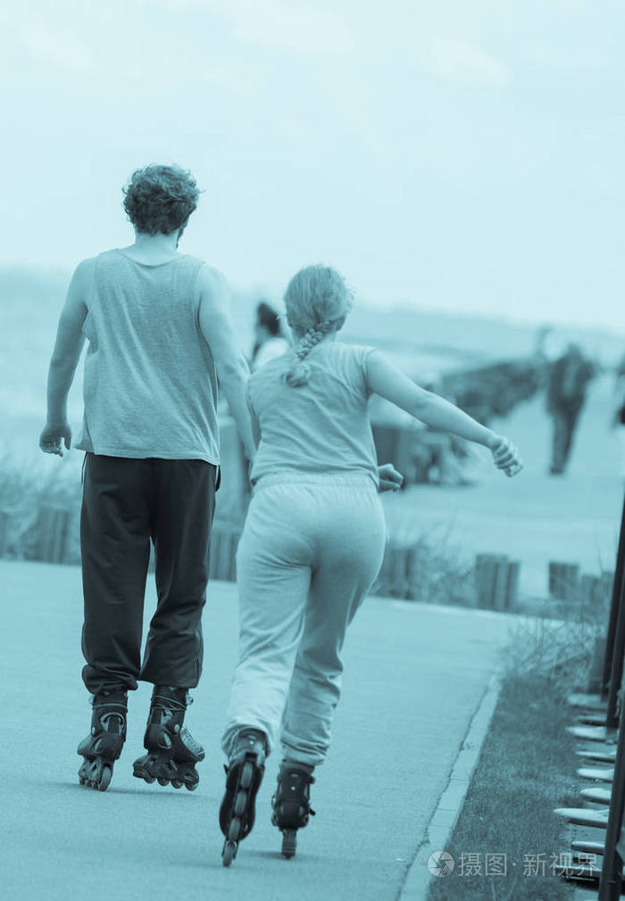 年轻人在一起夫妇溜直排轮从回来查看