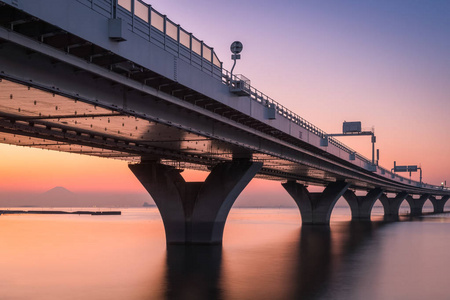 日落时期的高速公路桥观, 背景中的雾城