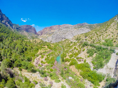 美丽的景色的 Caminito Del Rey 山间小道沿着陡峭的悬崖