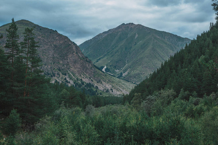 山区河流 Baksan，山沟 Adyr苏，布鲁斯地区更大高加索山脉