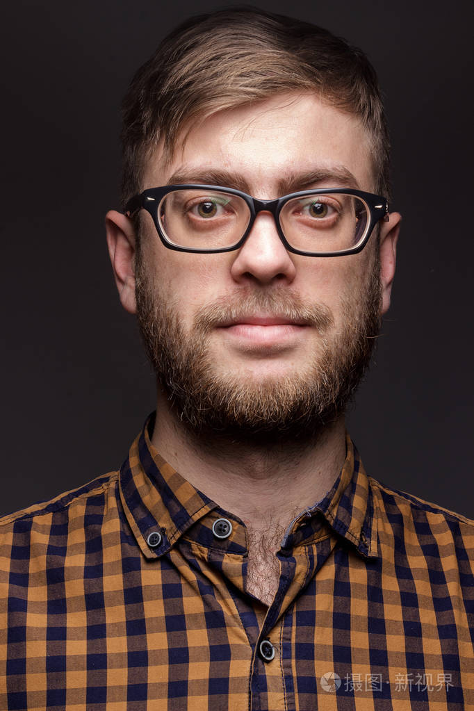 留着胡子戴着眼镜的男人