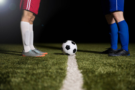 红队与蓝队足球比赛的裁剪拍摄在中心线, 足球运动员的脚在开始比赛之前